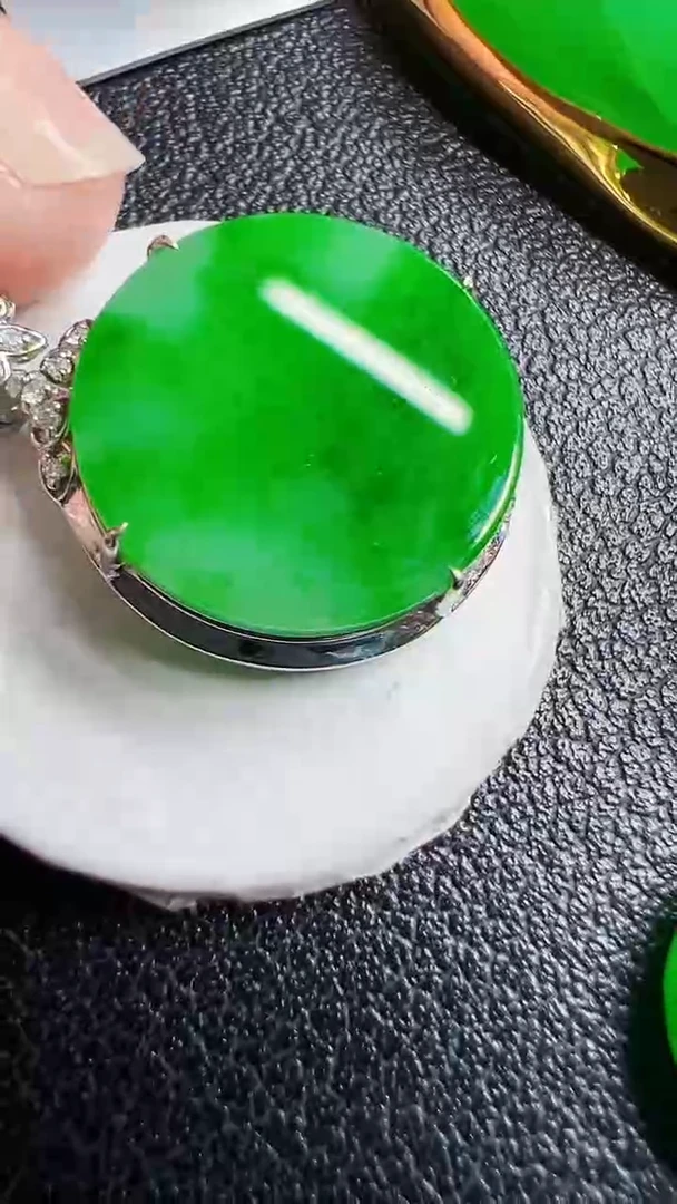颈饰18K金镶嵌翡翠圆牌
