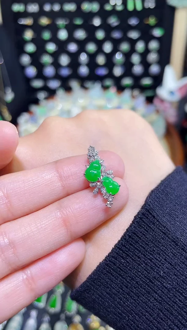 颈饰18K金镶嵌翡翠大钻镶嵌高冰满绿双葫芦吊坠