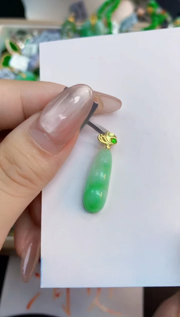 翡翠未镶嵌颈饰1