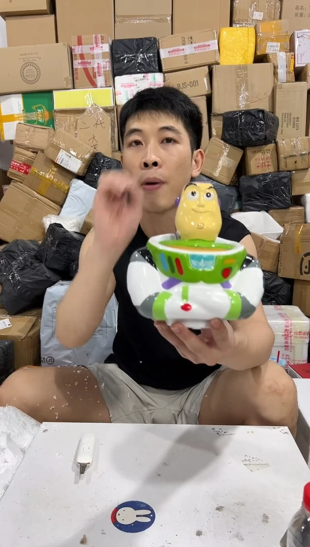 瓷片巴斯半身储物罐
