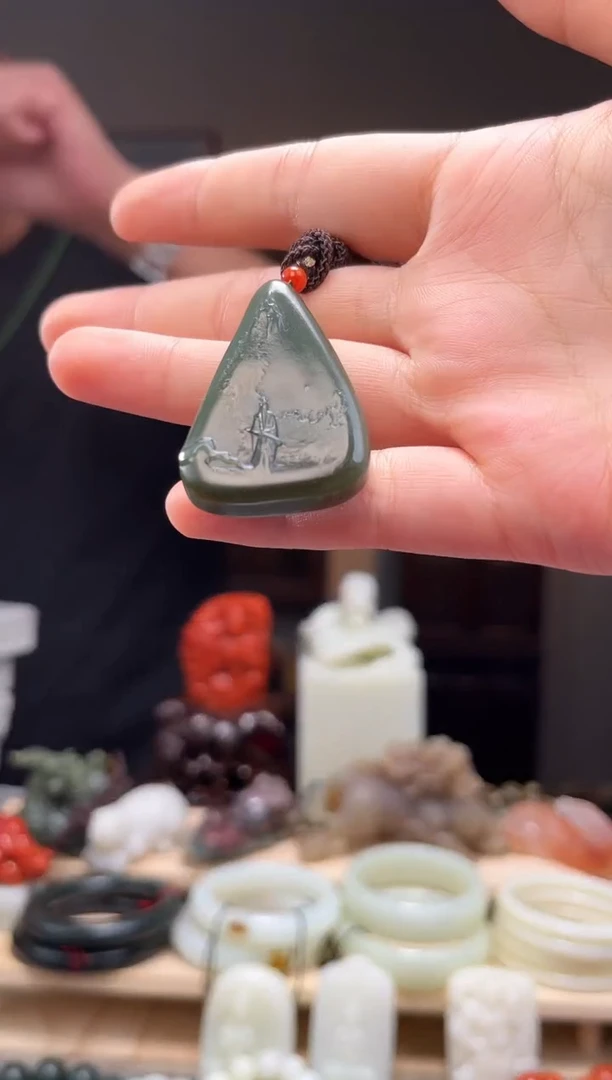 颈饰未镶嵌和田玉吊坠