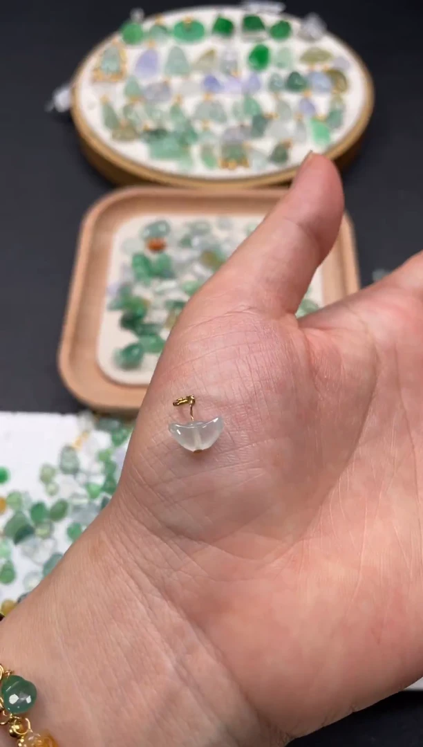 吊坠(不含链)18K金镶嵌翡翠一个JK539