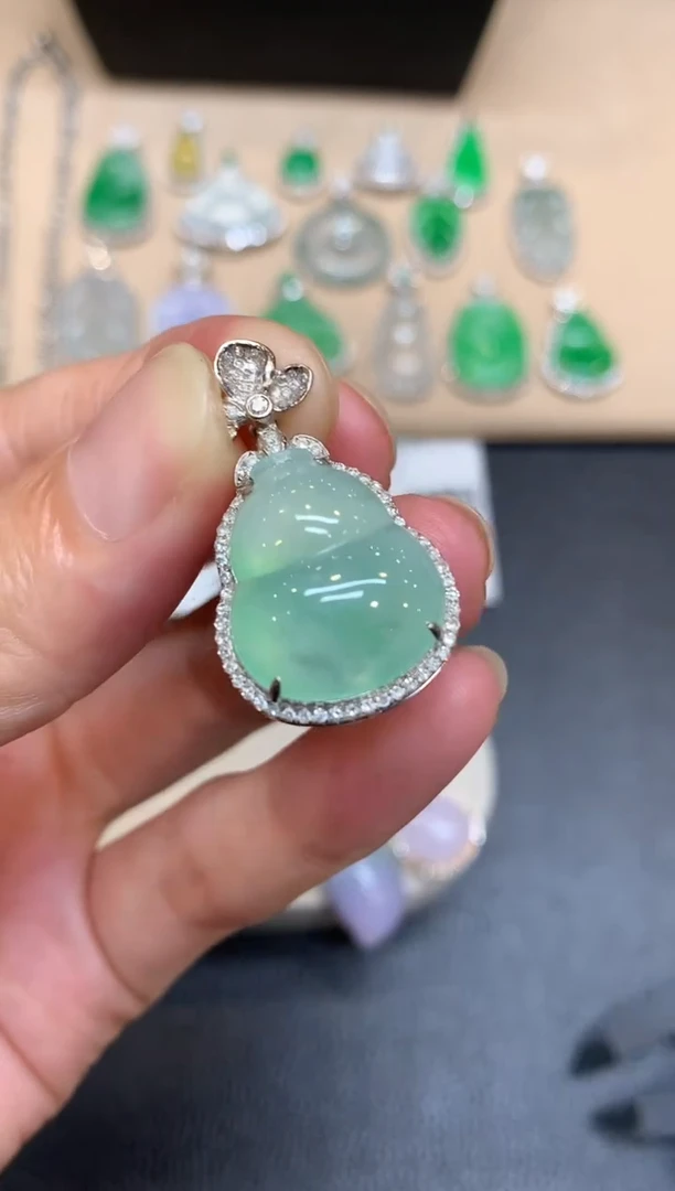 颈饰18K金镶嵌翡翠葫芦【无服务费