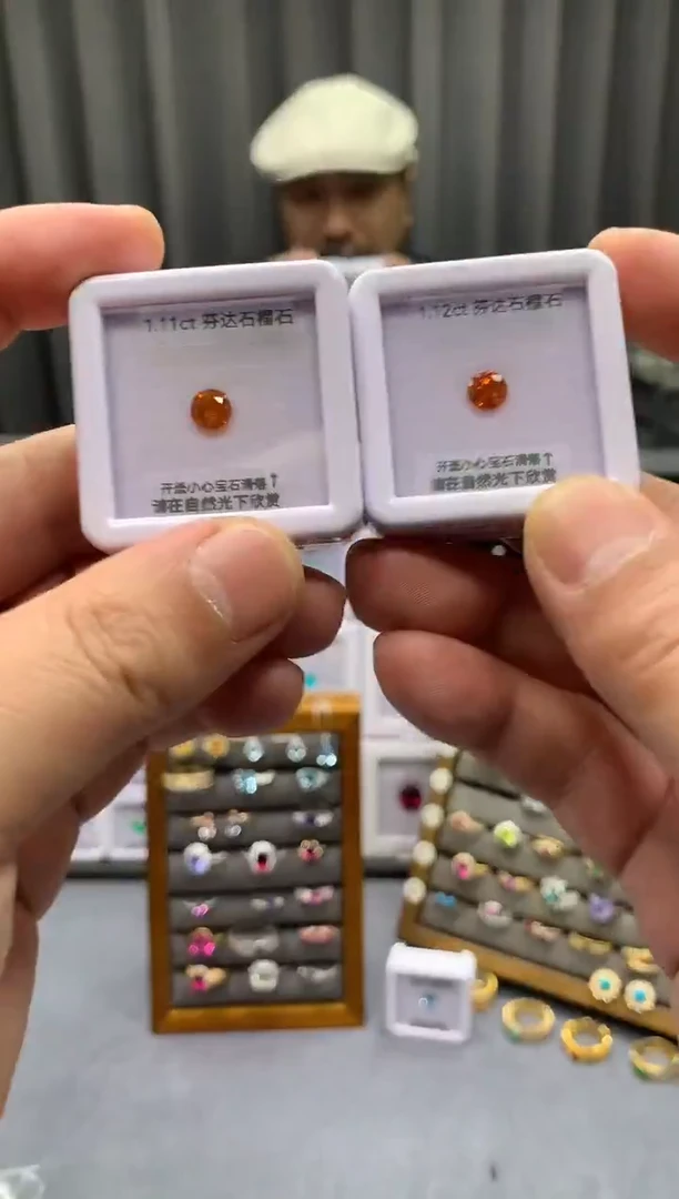 未镶嵌裸石石榴石（芬达石）W****子1.11  1.12ct