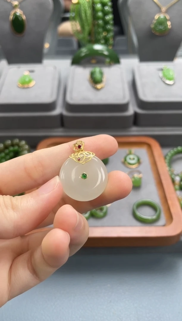 吊坠(不含链)18K金镶嵌和田玉高****歌吊坠 18K金镶嵌