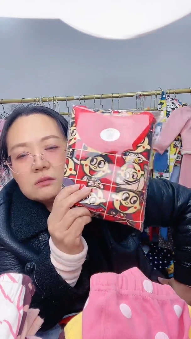 棉红色旺仔110码有瑕疵介意勿拍