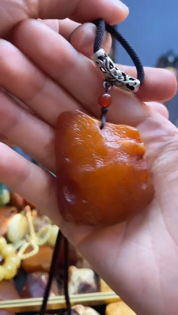 未镶嵌颈饰琥珀吊坠