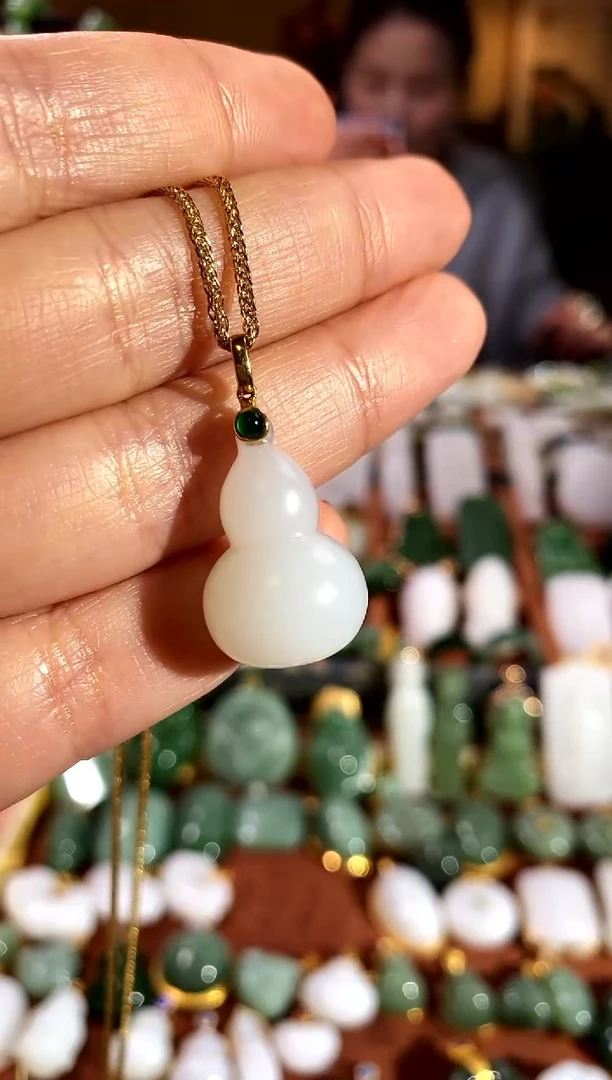 吊坠(赠链)未镶嵌和田玉.