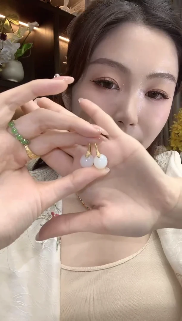18K金镶嵌和田玉耳饰C71