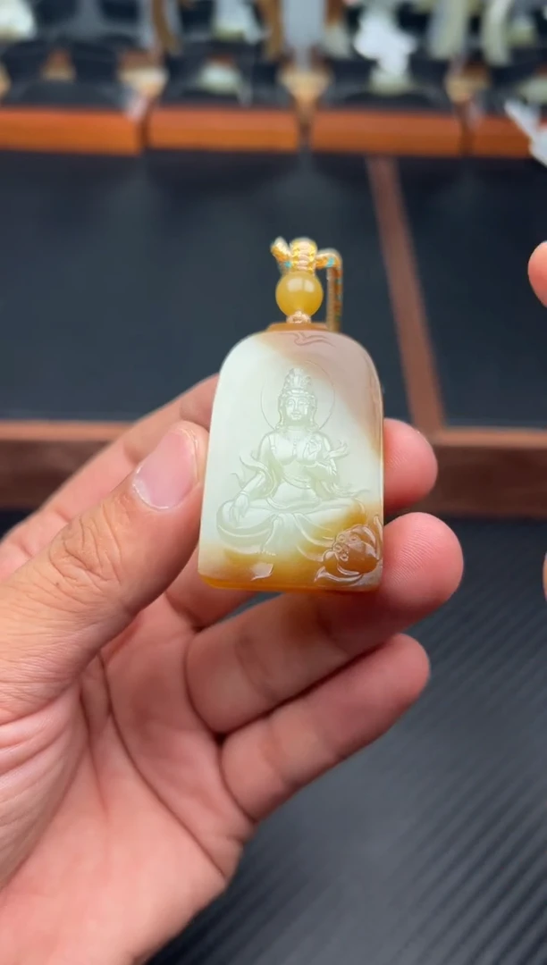吊坠(赠链)未镶嵌和田玉若羌微色差