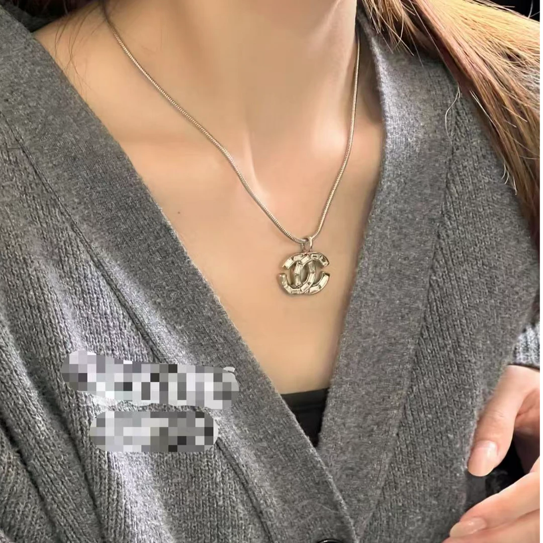 95新 Chanel/香奈儿 展会外场！银色经典双C吊坠项链