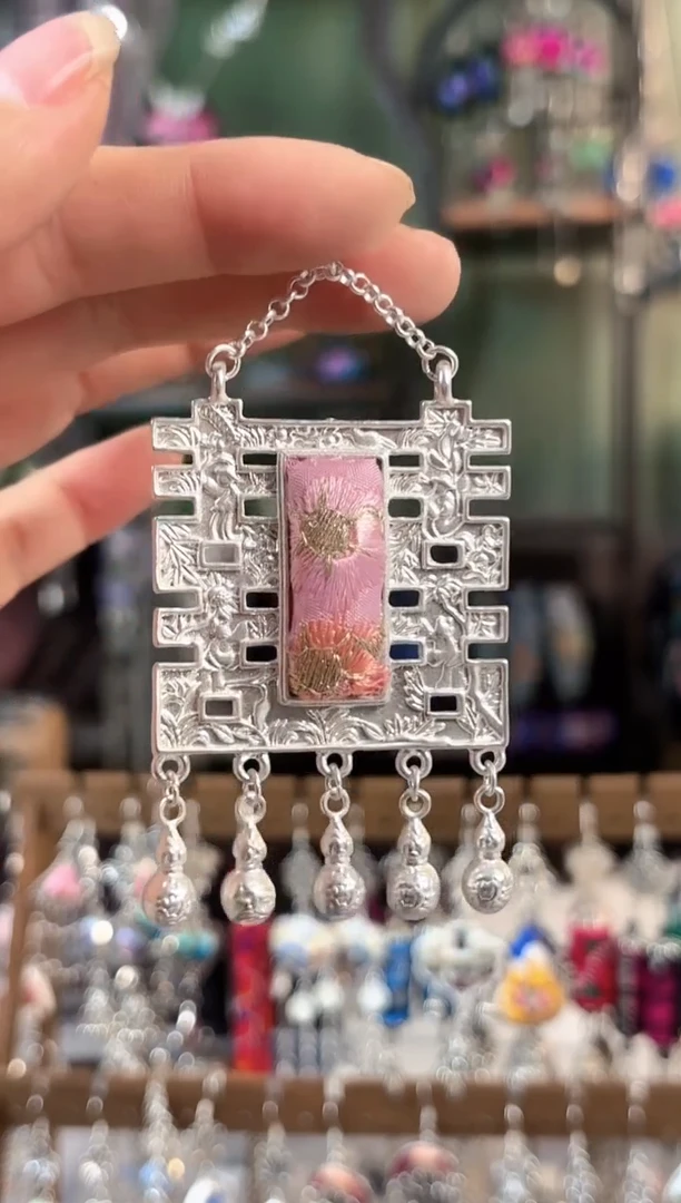 彩云南阁非遗老绣苗银饰品617