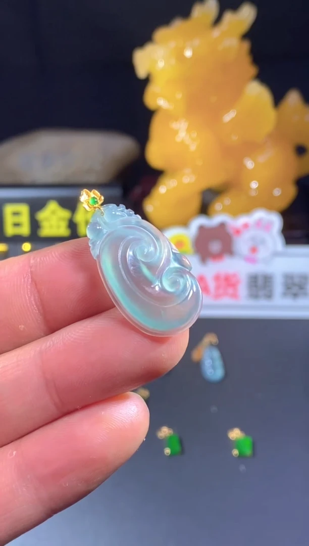 翡翠18K金镶嵌颈饰