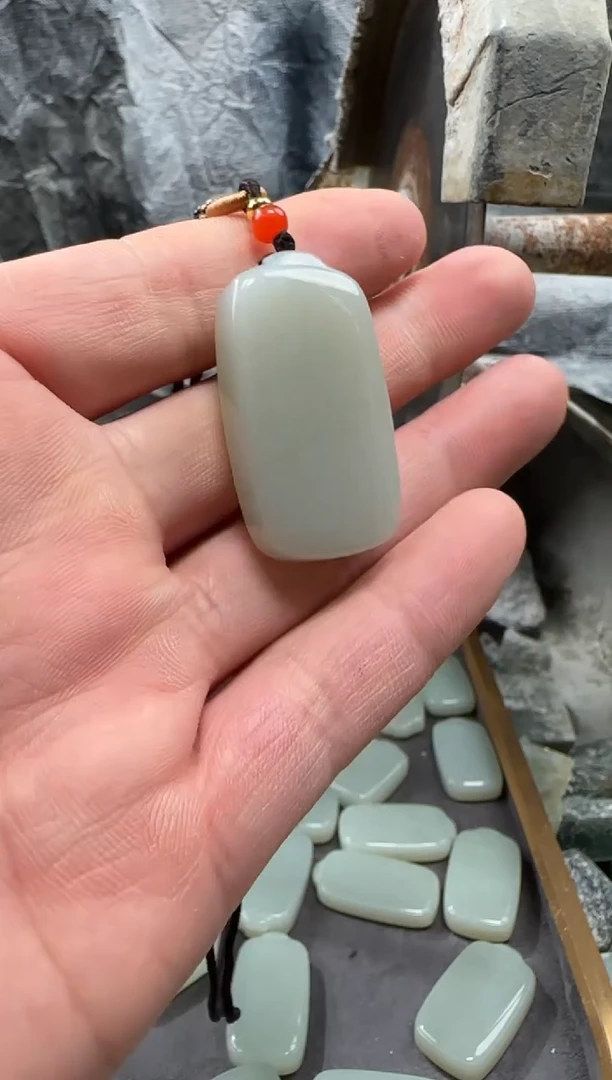 和田玉未镶嵌颈饰吊坠