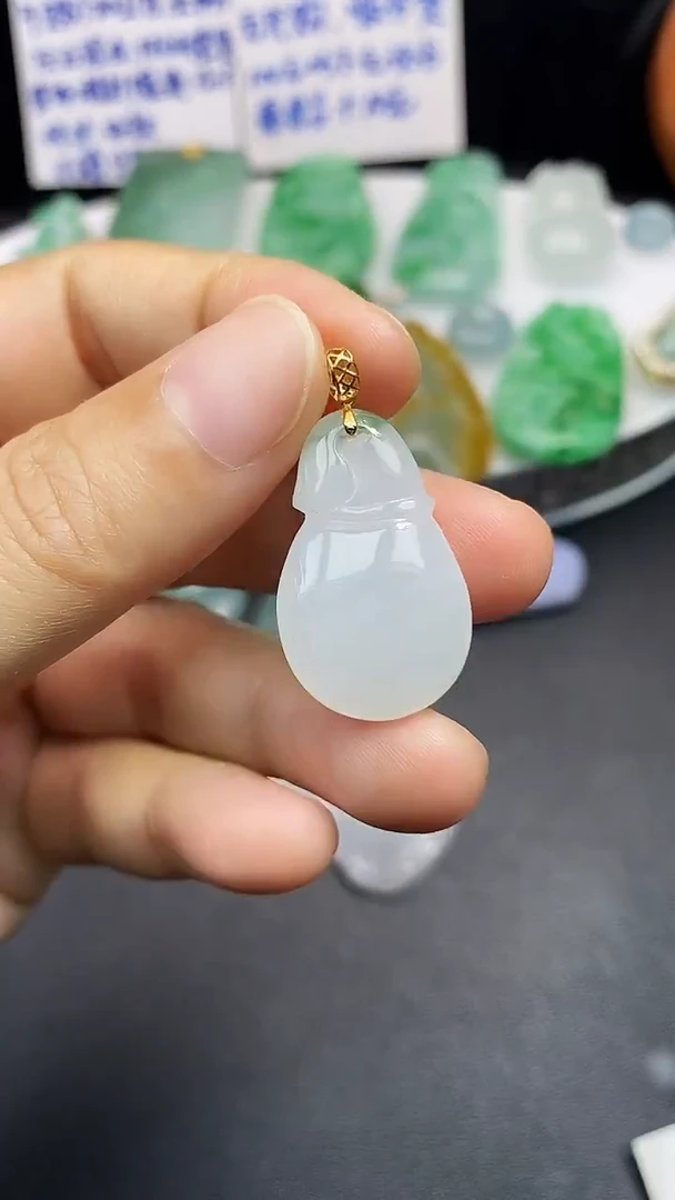 颈饰18K金镶嵌翡翠吊坠