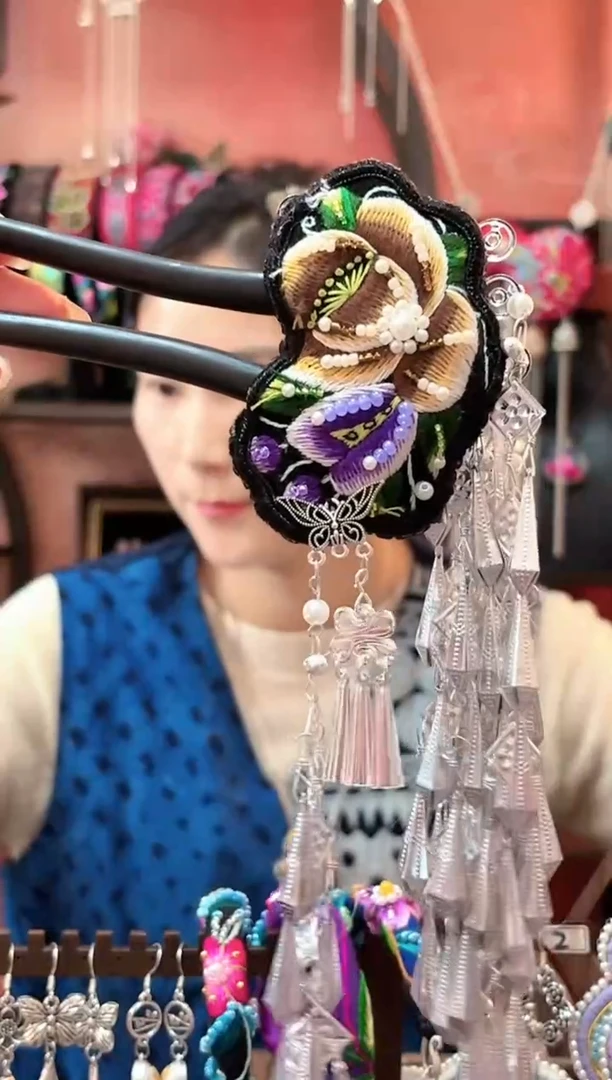 织绣云织谣民族风精美饰品   190
