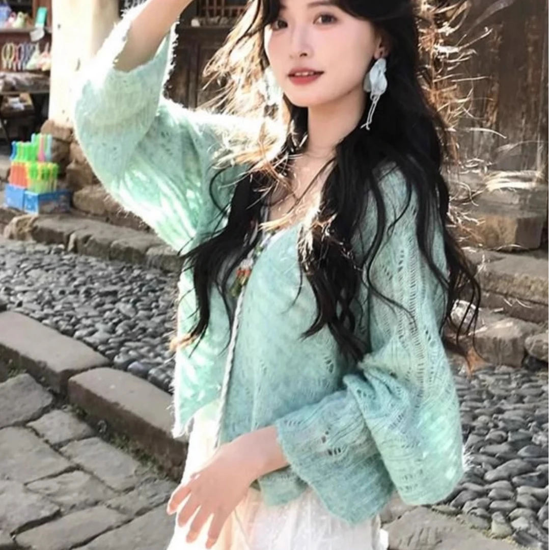 高级感绿色温柔风针织开衫女春秋季新款外搭镂空毛衣罩衫披肩外套