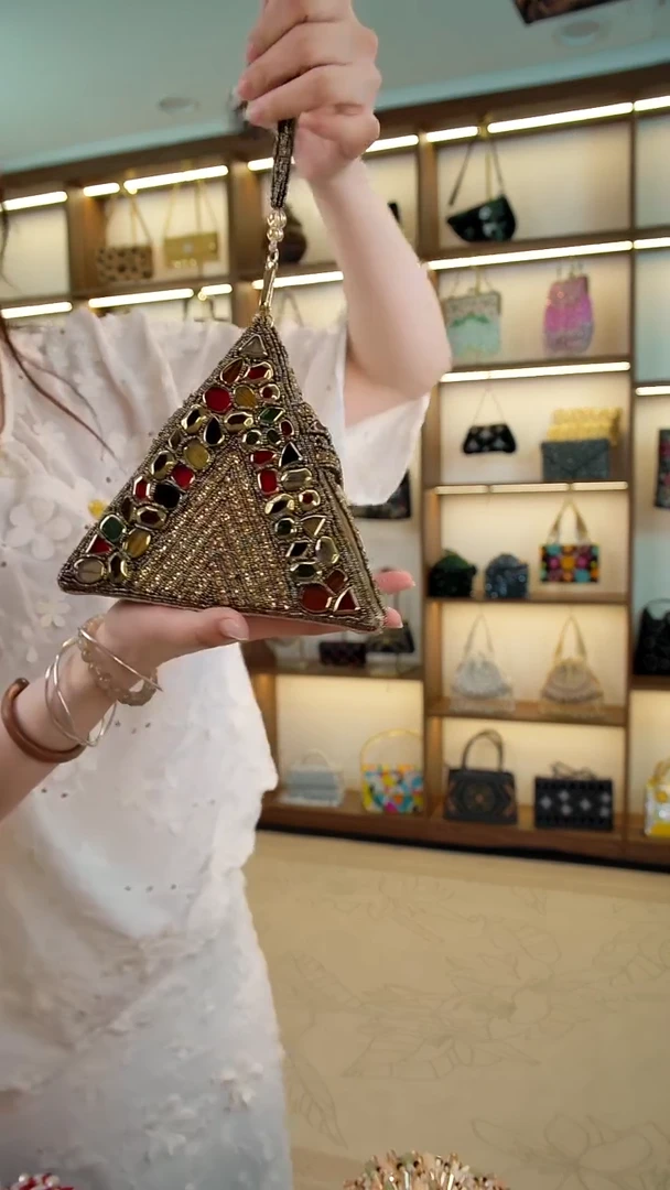 织绣百格汇手工串珠包