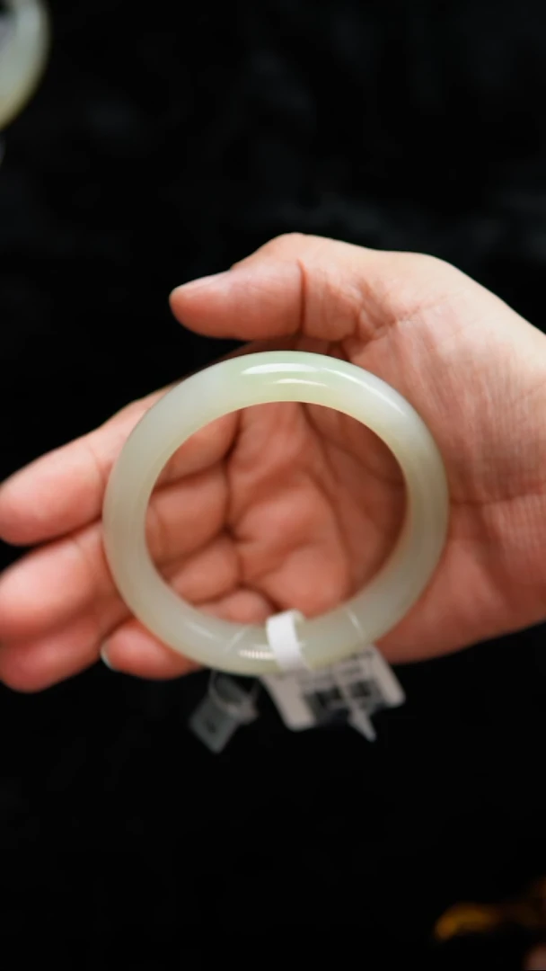 【闪购商品】和田玉手镯未镶嵌58正装冰浅翠