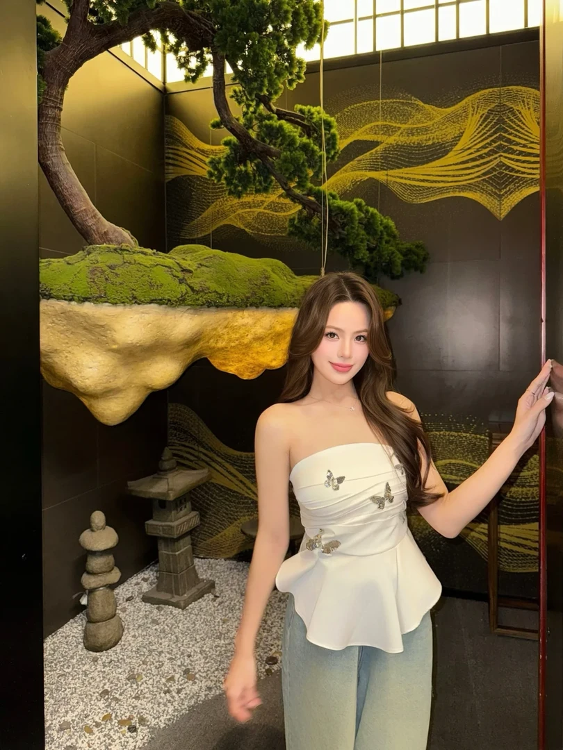 2025新款白色褶皱蝴蝶亮片抹胸背心女小众设计时髦百搭修身上衣