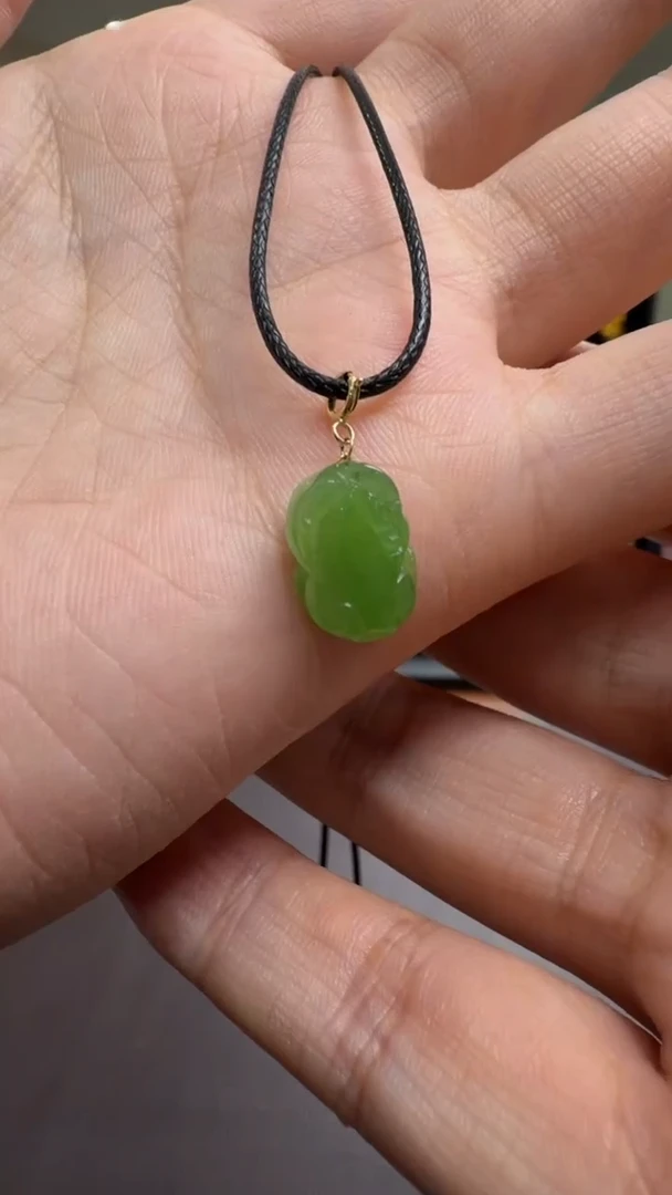 颈饰18K金镶嵌和田玉挂件