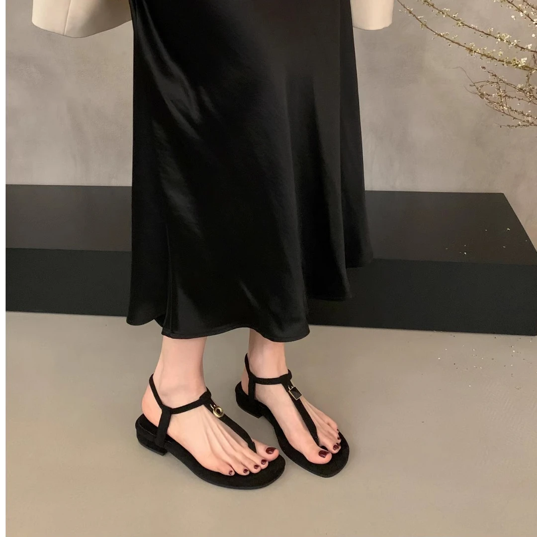 复古金属扣夹趾粗跟凉鞋女鞋子2025新款夏季百搭细带沙滩罗马凉鞋