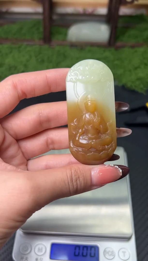 吊坠(赠链)未镶嵌和田玉若羌微色差吊坠