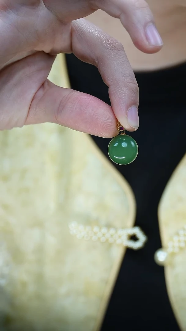 吊坠(赠链)18K金镶嵌和田玉（碧玉）23