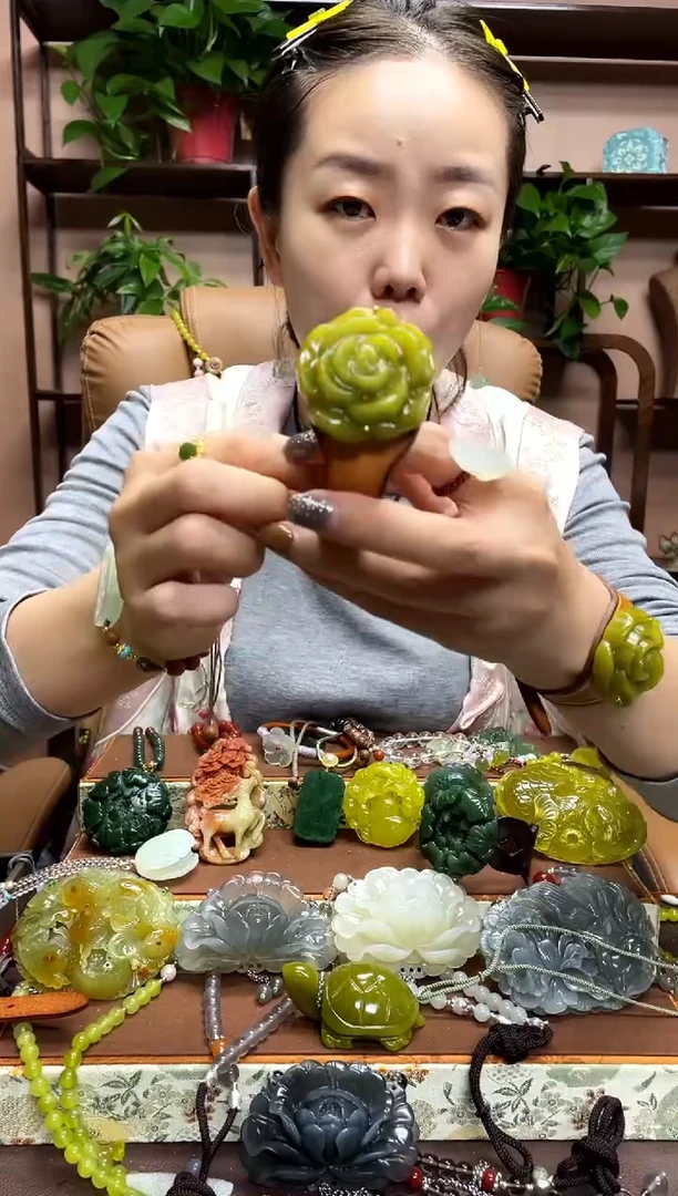 未镶嵌岫玉颈饰多样性发货发其中之一