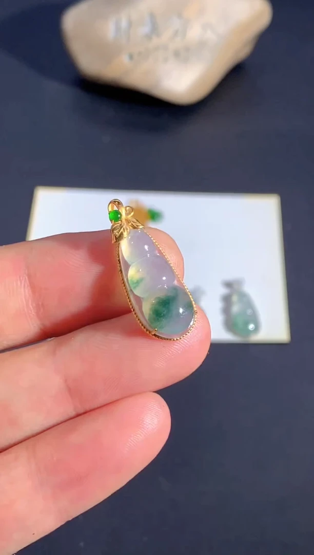 颈饰18K金镶嵌翡翠