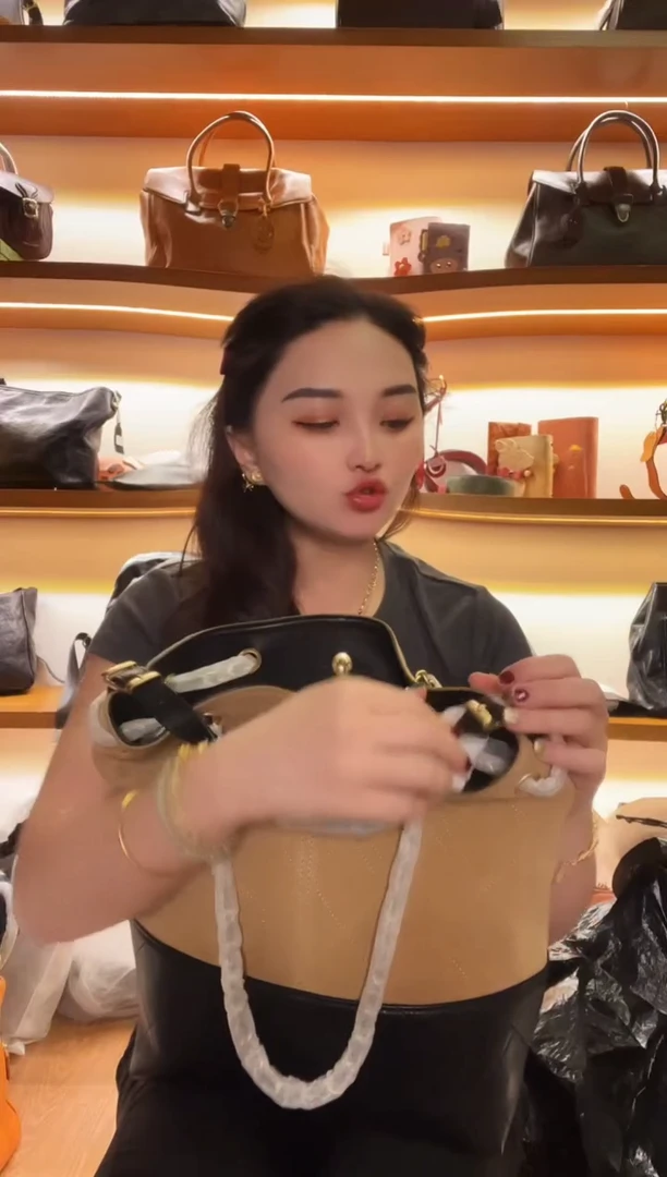 水牛皮（革）  高端订制时尚百搭女士手提斜跨包