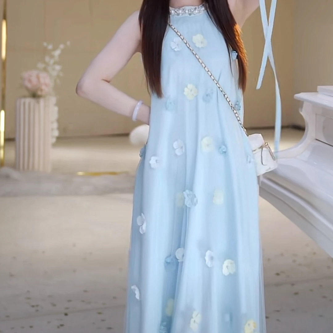 【蓝花绮梦】法式甜美挂脖气质时尚吊带连衣裙2025夏季上新立体花朵