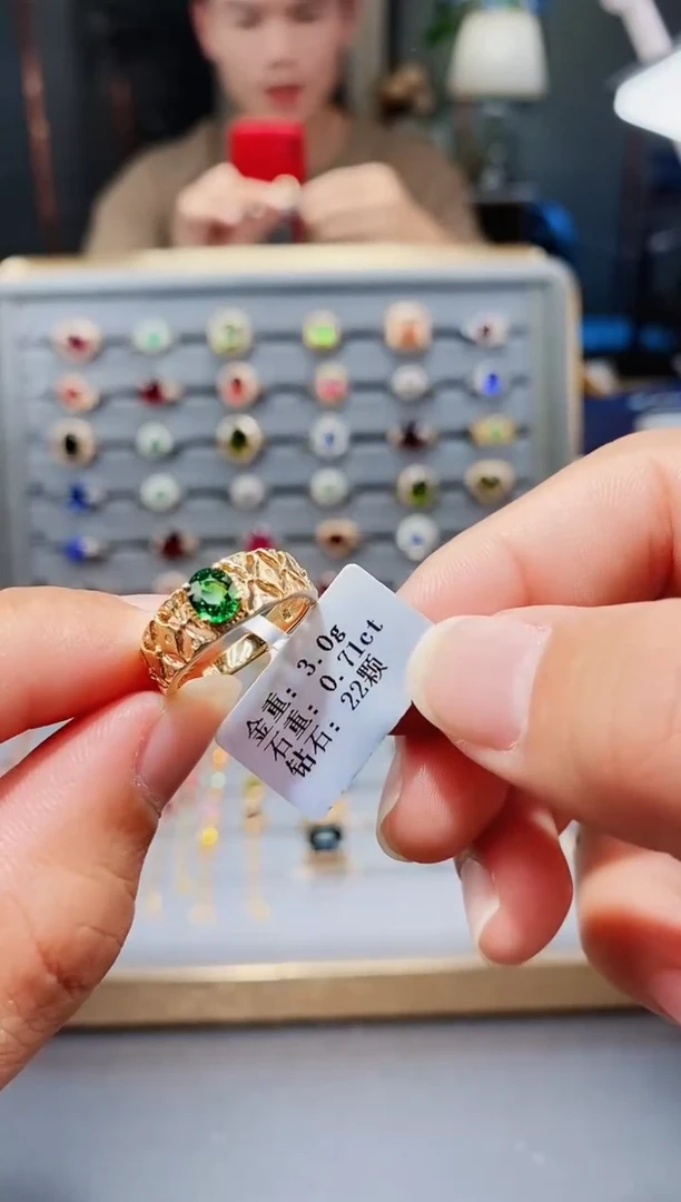 18K金镶嵌戒指石榴石（沙弗莱）0.71.