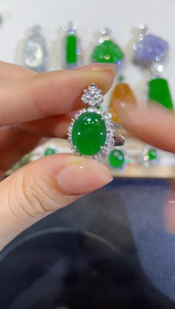 颈饰18K金镶嵌翡翠团购10