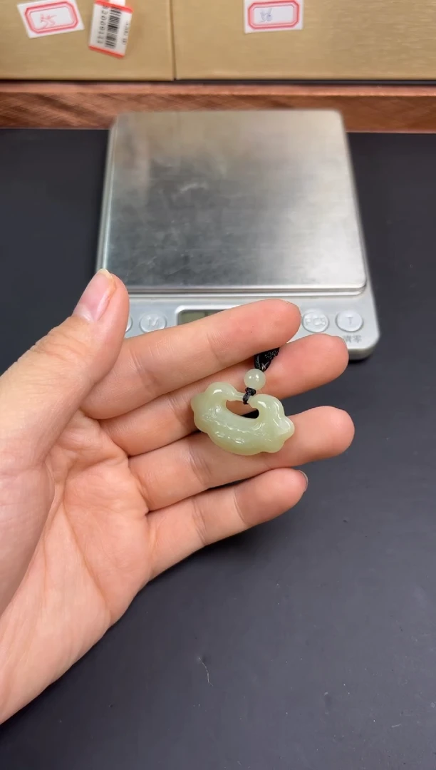 【闪购商品】和田玉吊坠(赠链)未镶嵌且末微色差近矿吊坠L