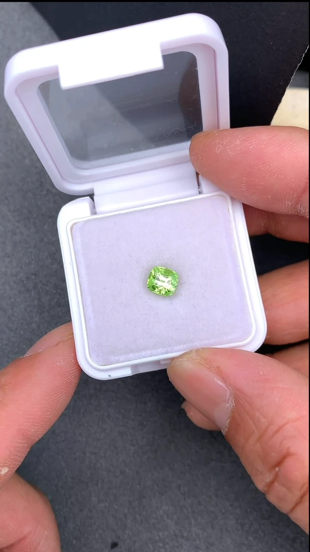 【闪购商品】橄榄石裸石未镶嵌1.29克拉