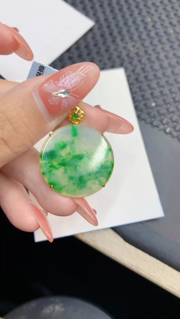 颈饰18K金镶嵌翡翠墨*白1