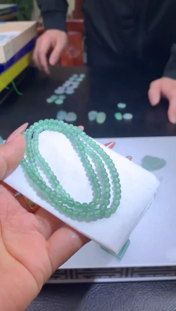 未镶嵌定制翡翠人**客翡翠