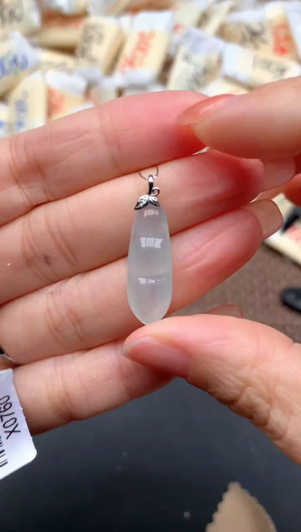 18K金镶嵌挂件翡翠一