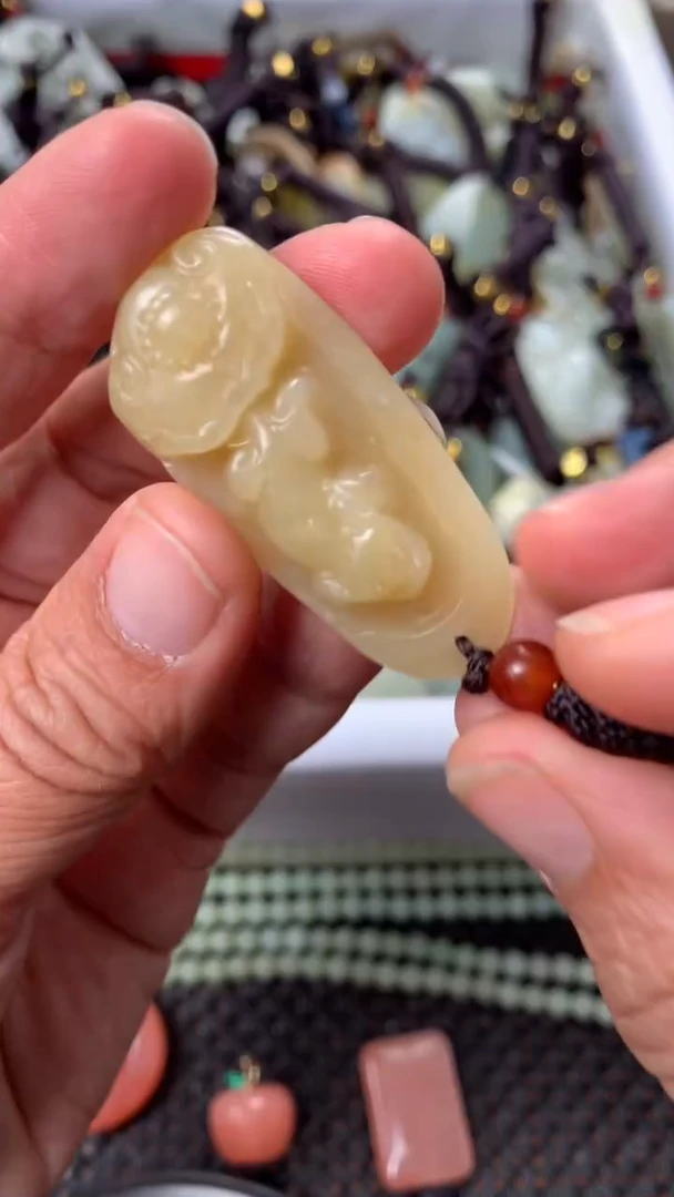 【闪购商品】和田玉颈饰未镶嵌多样性发货没有证书.拍一发一，有瑕