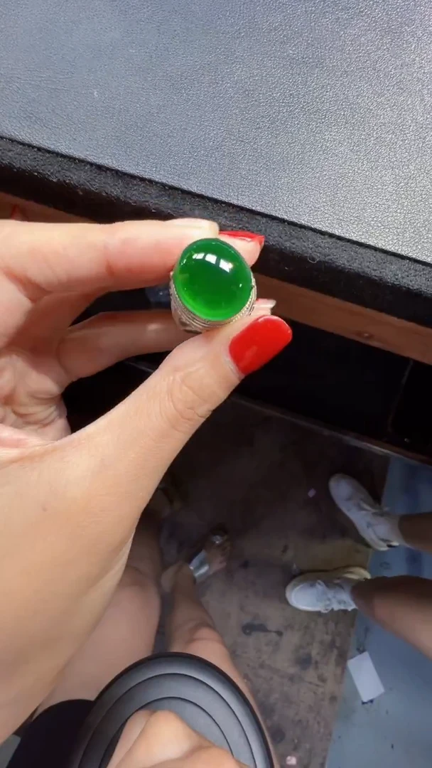 未镶嵌定制翡翠翡翠A货有轻微色差属于正常现象，蛋面多样性发货1
