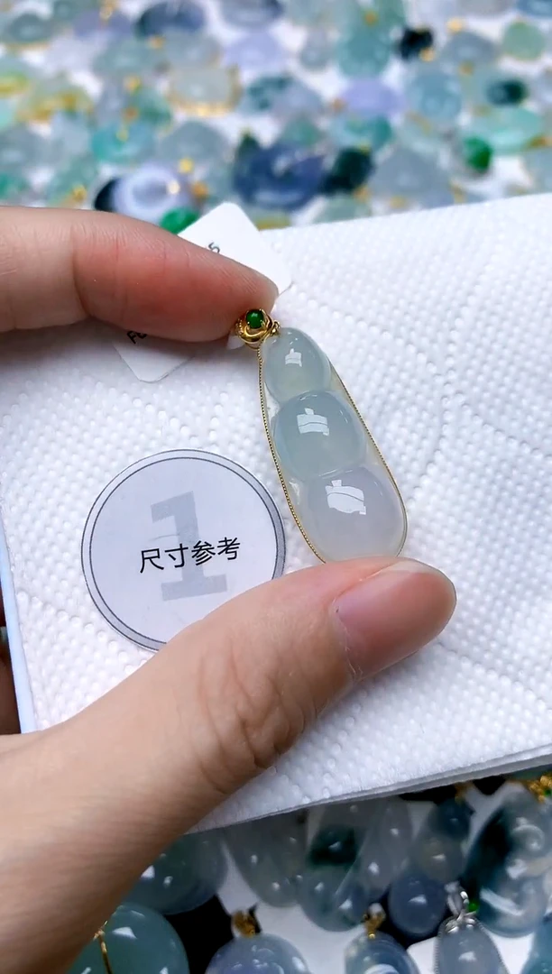 颈饰18K金镶嵌翡翠天然A货翡翠