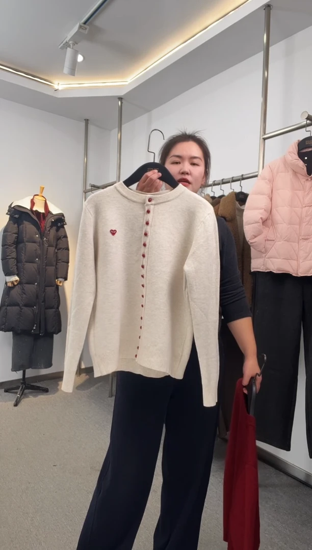 勿****苒米白加绒小爱心毛衫