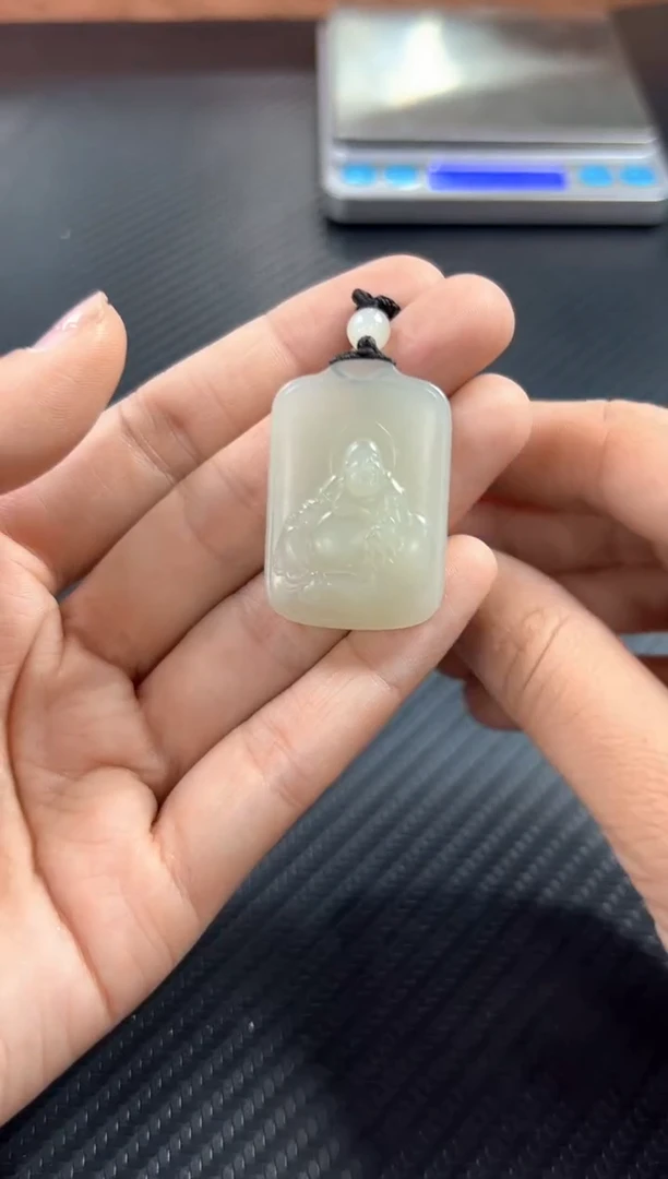 吊坠(赠链)未镶嵌和田玉且末微色差迪克兰一细S