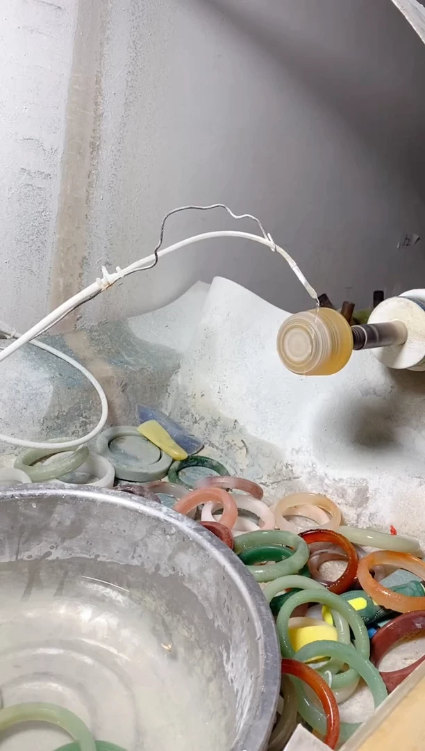 石英质玉手镯未镶嵌好***?58