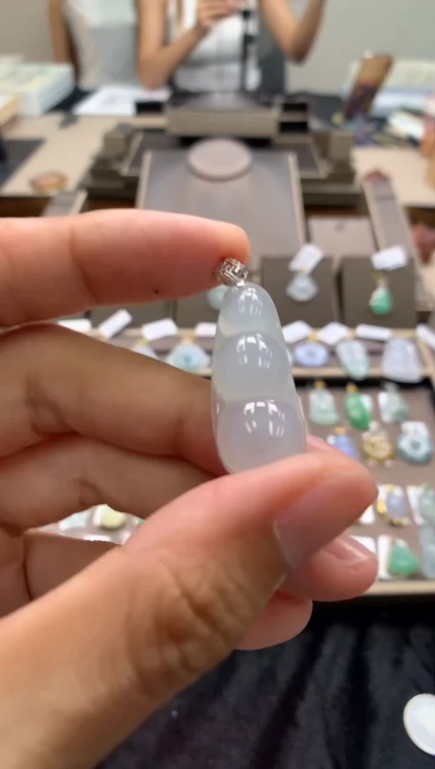 颈饰18K金镶嵌翡翠福豆