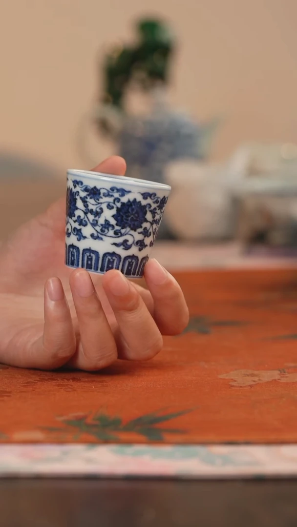 松风馆缠枝莲拇指杯