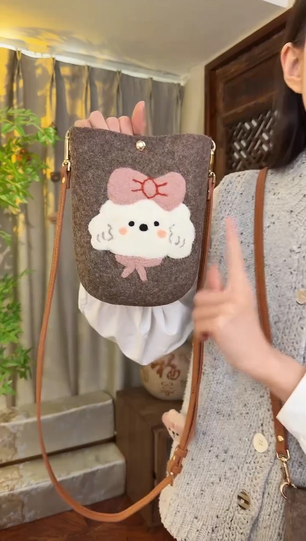 羊毛非遗羊毛毡包 手机包小狗