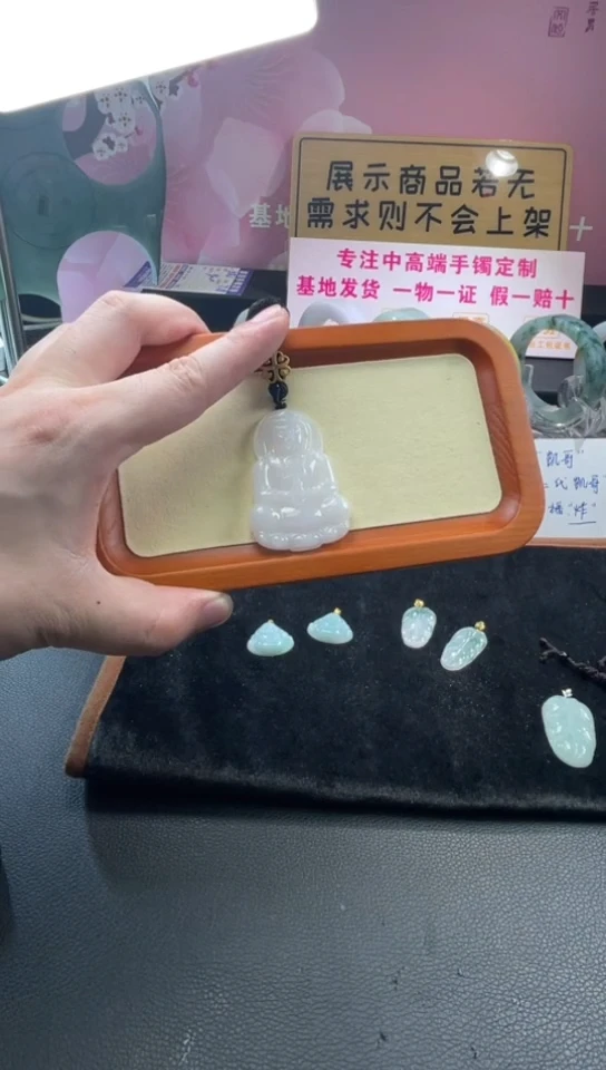 颈饰18K金镶嵌翡翠翡翠观音