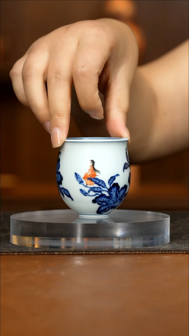 立明堂青花矾红彩折枝杜鹃小婵娟福袋杯
